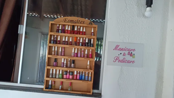 Cadeira cirandinha, mesa multi uso e expositor de esmalte de madeira