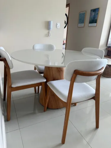 mesa redonda duna vidro off white/mel - 1,2m + 4 cadeiras MILLENIUM 101 MEL