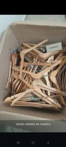 Vendo esse cabides de madeira pra loja 