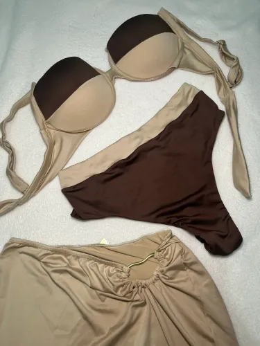 Biquíni meia - taça com calcinha hot pants