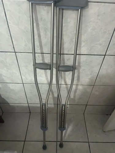 Vende se muletas axiais pouco tempo de uso