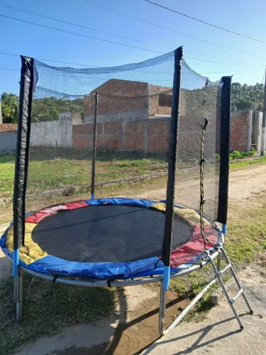 Cama elástica infantil 2,4 m pouco usada