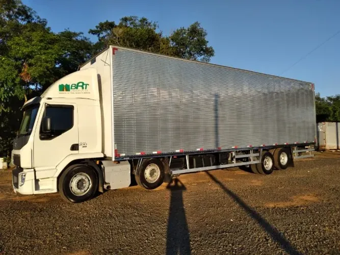 Volvo bi-truck baú