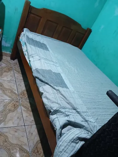 Cama casal de madeira