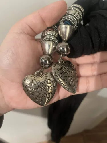 Cachecol preto com pingente corações de metal