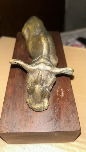 Rinoceronte de bronze com estrutura de madeira