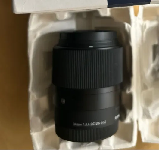 Lente Sigma 30mm f/1.4 DC DN Contemporary para Sony E 