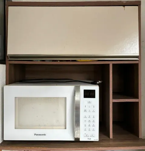 Móvel para cozinha, ideal pra colocar microondas e mantimentos.  No precinho!!
