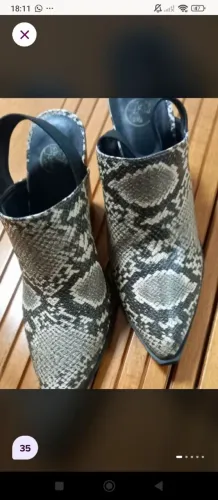 Tamanco estilo cobra