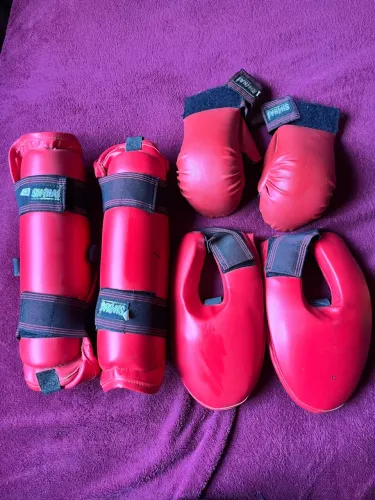 PROTETOR DE CANELA, PÉ E LUVAS PARA KARATÊ/MUAY THAI