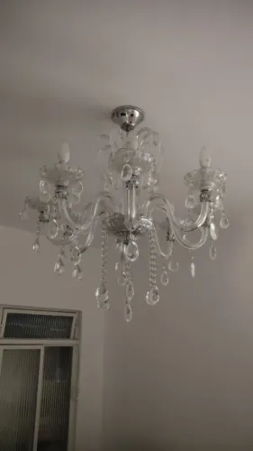Lustre clássico estilo candelabro custou mais de mil reais