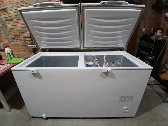 Vende-se Freezer 