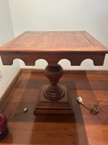 Mesa lateral de madeira maciça