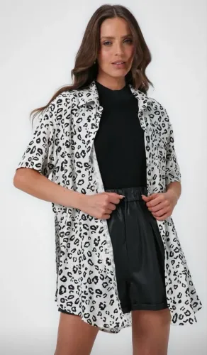 Camisa animal print em viscose com linho