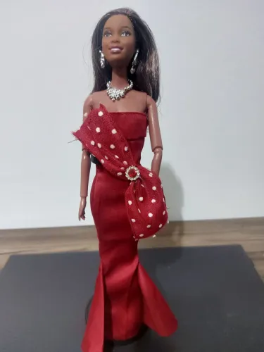 Barbie molde Shani com corpo articulado e vestido de gala.