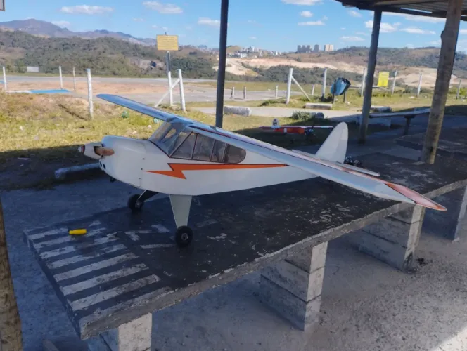 Aeromodelo piper cleepd wing