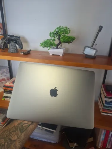 MACBOOK PRO A2338 (CARCAÇA) - DISPLAY QUEIMADO, TODAA AS PEÇAS ORIGINAIS E FUNCIONANDO.
