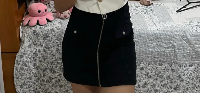 Saia de veludo preta com zíper, tamanho P, nunca usada