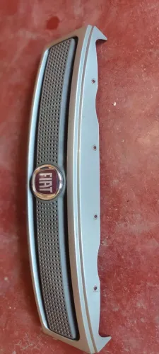 Grade dianteira com emblema original pra Palio Siena Strada bolha
