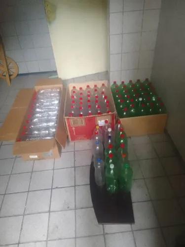 Garrafas pet 2L _ ( 106 garrafas por 1.00 real cada garrafa)