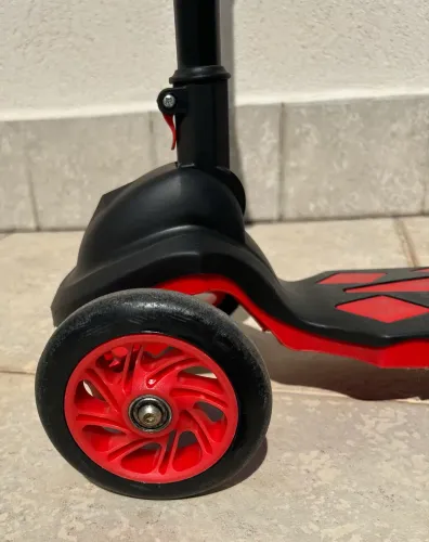 Patinete Três Rodas - Três níveis altura - Ótimo estado - Muito resistente