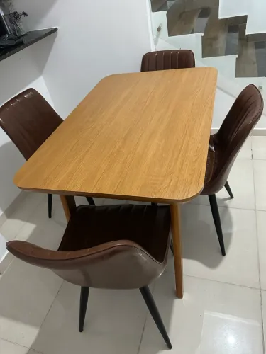 Mesa com 4 cadeiras - Novíssima