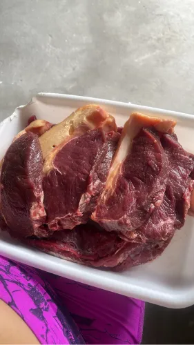 Precisa-se de açougueiro , de preferência morar nas proximidades de Cajazeiras v