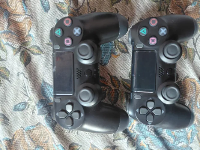 Par de Controles PS4 (Praticamente Novos / Funcionando 100%)