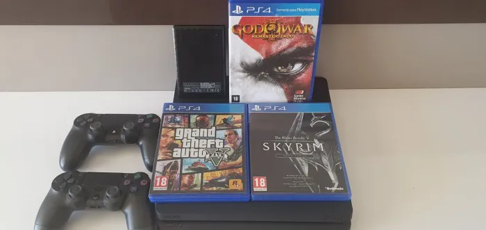 PS4 Slim 500GB + HD Externo 2TB + 2 Controles + 3 Jogos