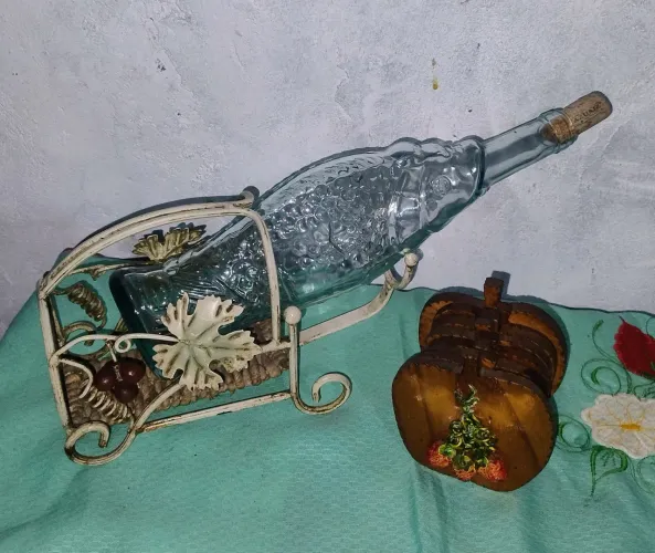 Antiga garrafa d vidro formato peixe com porta copos e porta garrafa 
