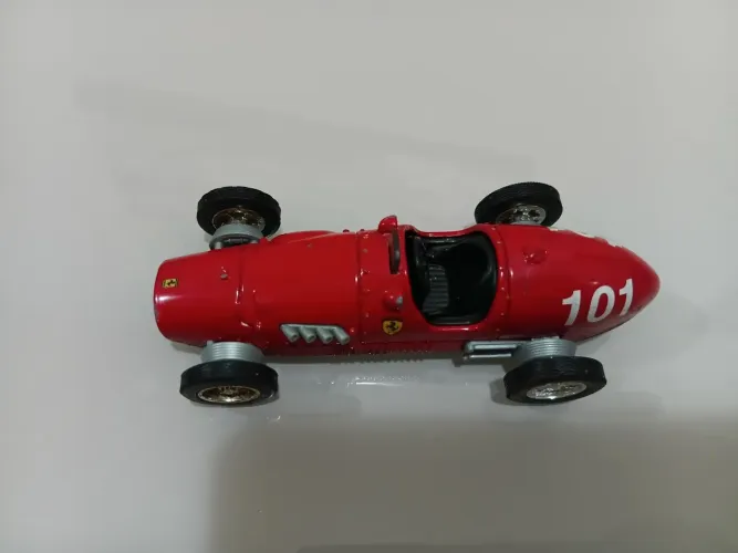 miniatura ferrari 1952 500 f2 vermelha