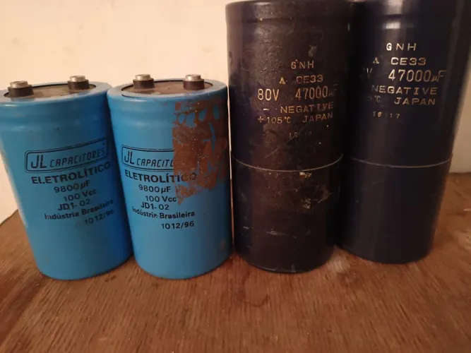 Capacitores eletroliticod 10.000uF x 100v e 47.000uF x 80v made in Japan