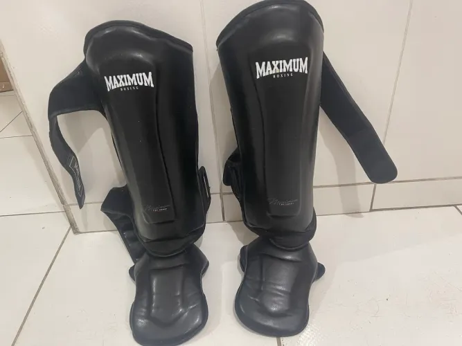 Caneleira de Luta Maximum Boxing - Par - Ótimo Estado