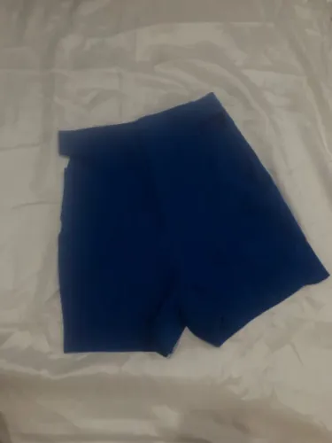 short azul cintura alta com bolso vazado