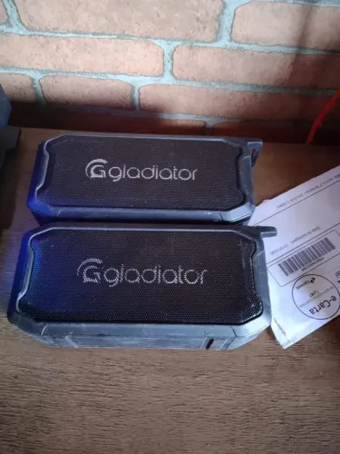 Vendo caixas de som bluetooth resistente à água (precisa de reparo)