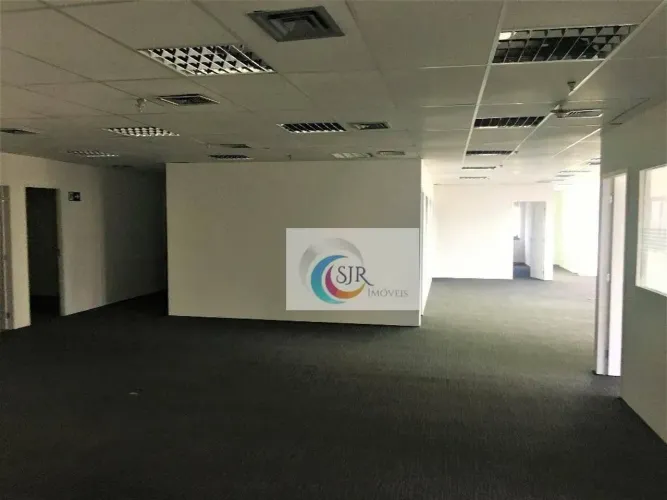 Conjunto comercial com área útil de 290,00m² com 6 vagas de garagem