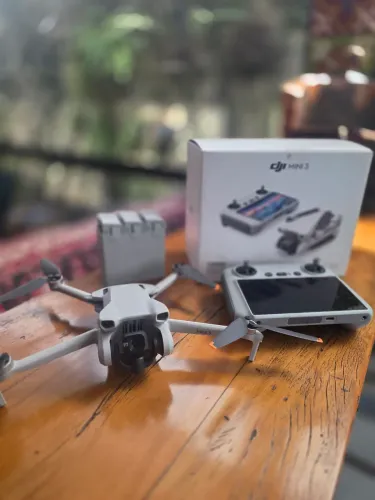 Drone DJI Mini 3 (Combo Fly More) + Controle DJI RC (com tela)