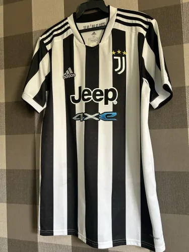 Camisa oficial do Juventus, modelo 21/22, em tamanho M. Camisa original