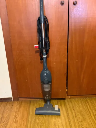 Aspirador de Pó Vertical Electrolux 1600W Cyclonic Power - Filtro HEPA