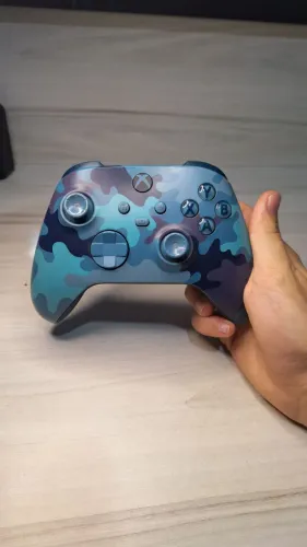 Controle Xbox Series Original - Camuflado Azul (Com Detalhe no Analógico)
