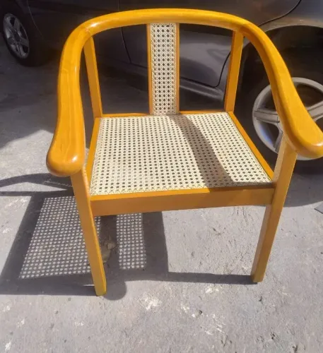 Vendo cadeira de braço de palhinha 