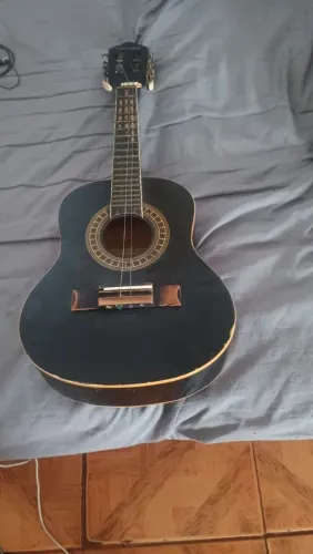 Cavaquinho tem troca a corda e encosto dela chama 