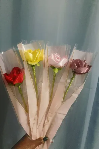 Rosas de cetim para lembrancinhas.