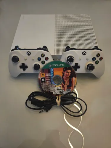 XBOX ONE S 1TB + 2 CONTROLES + GTA 5