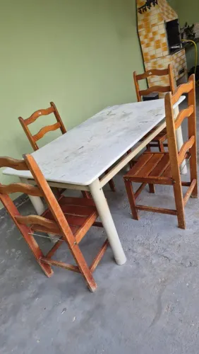 Mesa com Tampo de Pedra + 6 Cadeiras de Madeira - Conjunto Completo