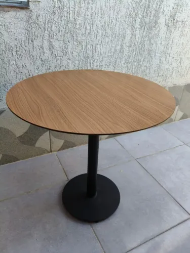 Mesa de jantar amadeirada 
