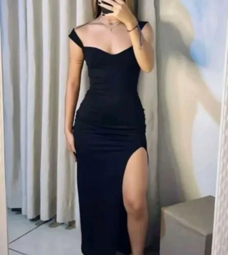Vestido feminino preto longo com abertura nas pernas