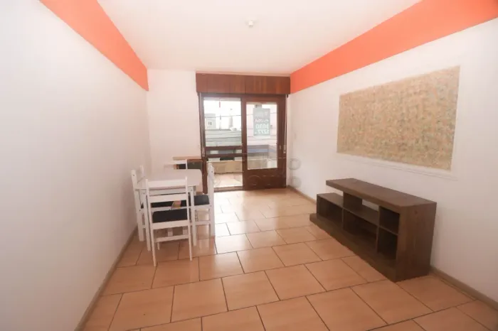Apartamento com sacada e 1 dormitório no Condomínio Bahia Blanca, a 2 quadras da UFPel Dir