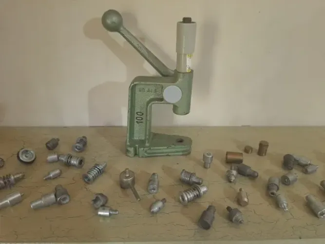 Máquina Manual Balancim 100 Cardenas de Aplicar Botões e Ilhoses + Lote de Matrizes Divers