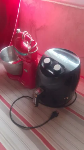 Air fry e uma batedeira de fazer bolo.
